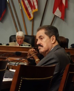 El congresista demócrata por Nueva York, José Serrano, de origen puertorriqueño, sigue con atención el desenlace de la audiencia pública.