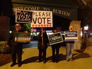 Noche de elecciones en las calles de Burien. La comunidad dividida. Grupo de voluntarios apoyando a los 4 Fantásticos, dos de ellos Latinos.