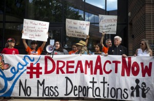 Protestan Dreamers por la cancelación de DACA. Foto: MyAJC.