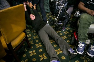 Estos manifestantes fueron removidos y arrestados durante la reunión de ayer en el Comité de Presupuesto del Senado el martes. Foto: The New York Times.