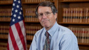 Juez William H. Orrick quien propinó un fuerte revés judicial a la administración Trump. Foto: Heavy.com. 