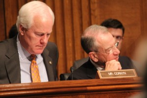 Congresistas republicanos John Cornyn (Texas)  y Chuck Grasley (Iowa). Foto: www.rollcall.com