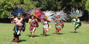 Grupo de Danza Ateca Calpulli Tonalehqueh. Calpulli significa comunidad y Tonalehqueh los guerreros que acompañan al Sol. En la Plaza de la Herencia Mexicana.