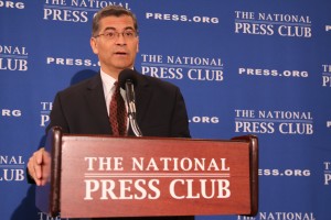 El procurador de California, Xavier Becerra, habla del impacto sobre California del plan fiscal de los republicanos, entre otros temas, en el marco de una visita al club nacional de prensa en Washington. 