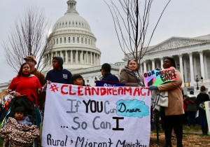  Organizaciones de defensa de los migrantes, así como Dreamers intensifican las movilizaciones en el Capitolio para lograr un alivio permanente a su situación migratoria, en medio de las negociaciones presupuestales y fiscales.