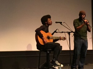 Ellis Carter, joven compositor y cantante con su padre, Demone Carter, artista del Hip-Hop dedicado a las artes y al activismo político en San José, California.