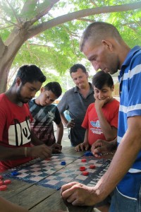 Muchos migrantes centroamericanos pasan los días jugando partidos competitivos de damas en el albergue para migrantes, Hermanos en el Camino, en Ixtepec, México. La ciudad fue devastada por los terremotos de septiembre pasado.