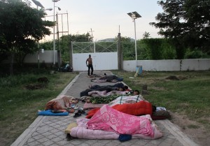 Los migrantes duermen en el suelo al amanecer en el refugio Hermanos en el Camino en Ixtepec, Oaxaca. Los edificios aquí están demasiado dañados para entrar.