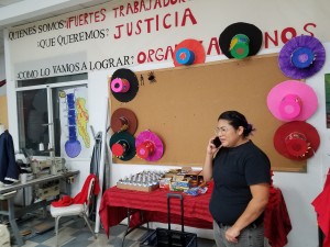 Mariela Martínez, Directora de Organización del Garment Workers Center, ajusta detalles para la protesta.