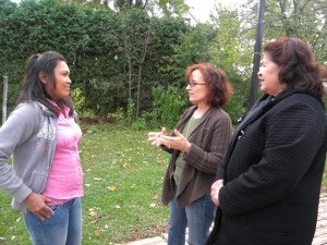 Organizadoras de la Floc hablan con Rufina una trabajadora mexicana del programa de invitados H-2A en Carolina del Norte. Foto: Cortesía de Floc.