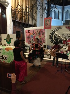 En el convivio con otros movimientos populares del área de Nueva York – Nueva Jersey, Bettina Cruz hace gala de sus tradiciones bailando música tica del Istmo de Tehuantepec. Foto: MVG.