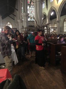 En la reunión con los líderes populares en la Iglesia de La Santa Cruz un grupo de ‘danzantes aztecas’ inicia una ceremonia de origen prehispánico como parte de las actividades de ese día. Foto: MVG.