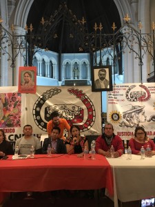 En la Iglesia de la Santa Cruz, en el alto manhattan, un panel de dirigentes de movimientos sociales con los delegados del CNI-CIG. Al centro, con el micrófono, Betina Cruz Velázquez, y a su derecha Francisco Grado Villa. Quincy Saúl, detrás de Betina traduce del español al inglés para la audiencia monolingüe. Foto: Marco Vinicio González.