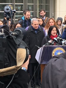 Marielena Hincapié, Directora del Centro Nacional de Leyes de Inmigración, y atrás el Fiscal General de NY, Eric Schneiderman. Foto: MVG.