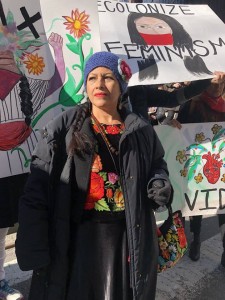 En la imagen la delegada del Concejo Indígena de Gobierno, Bettina Cruz Velázquez, zapoteca de Juchitán, Oaxaca, en la Marcha de las Mujeres que se llevó a cabo en la ciudad de Nueva York, en gira de trabajo por EEUU promoviendo la candidatura de la primera mujer indígena a la presidencia de México, Marichuy. Foto: The New Yorker.