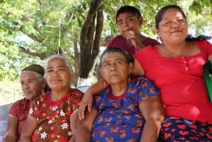 En el Istmo lo mismo participan hombres que mujeres en las luchas y en las decisiones importantes de la familia y la comunidad. Bettina confirma que aquí las mujeres “se mueven, hablan y deciden”. Foto: www.desinformemonos.org