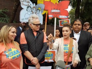 Actriz Alyssa Milano se dirige a los dreamers. A su derecha, los actores Bradley Whitford y Tara Strong.