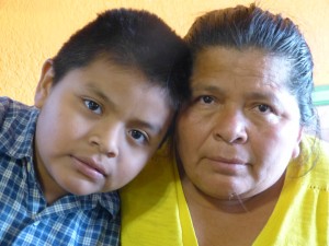 Albertina Gutiérrez y su hijo Lester, de 8 años de edad. Ella huyó de la violencia en Guatemala y halló asilo en Estados Unidos.