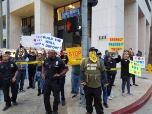 Grupo republicanos contra manifestantes que critica a Senadora Feinstein y apoya a Trump, se manifiesta en Los Ángeles contra los Soñadores.