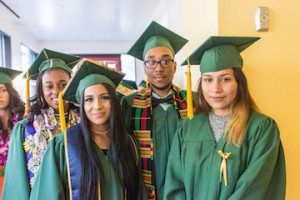 Responder al censo proveyó de recursos a este grupo étnico de Dreamers latinos para poder graduarse, en Oakland, California. Foto: Oakland Public Education Fund.