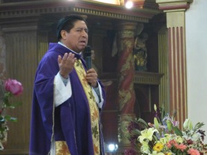 Padre Dionicio, oficiando misa.