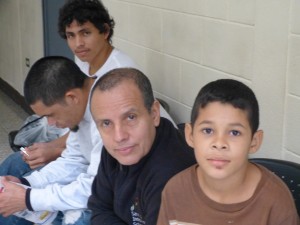 Rodolfo Antonio (izquierda), junto con otros refugiados en Casa Migrante.