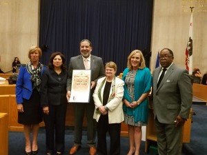 Supervisores del Condado de Los Ángeles, posan con el Reverendo Alvin Herring, quien posa la proclamación.