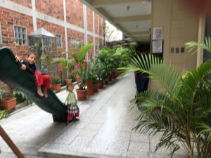 Niños en un corridor de la Casa Migrante. 