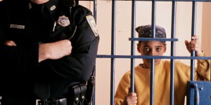 Un niño encarcelado en Filadelfia por posesión de una peña cantidad de mariguana. Foto: www.huffingtonpost.com.