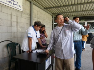 Migrantes retornados haciendo llamadas a sus familias desde el aeropuerto de la Fuerza Aérea Guatemalteca.