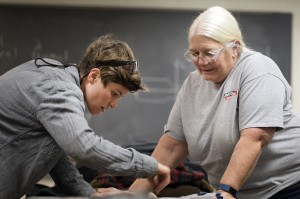 Mary Jo Emrick works con James Mescall durante una clase de soldadura en el Colegio Comunitario de Austin. Foto: Montinique Monroe KUT.