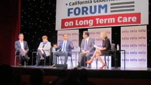 Antonio Villaraigosa al centro, a su derecha Delaine Eastin y después Gavin Newton; a su izquierda, John Chiang y la moderadora, Jane Wells.