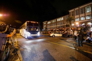 Uno de los autobuses que llevan estudiantes de Marjory Stoneman Douglas High School llega a Leon High School, antes de sus reuniones al día siguiente con los legisladores del estado de La Florida. Foto: Colin Hackley/Reuters.