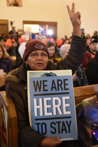 Madre de un Dreamer sentada con el público que presencia en una comparecencia.