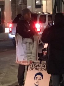 Antonio Tizapa frente al Consulado de México en Nueva York sostiene un cartel con la imagen de José Antonio Tizapa Leguideño, su hijo, desaparecido el 26 de septiembre de 2014 junto con otros 42 estudiantes normalistas de Ayotzinapa. 