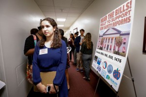 La estudiante Florence Yared, de tercer año de la preparatoria Marjory Stoneman Douglas, espera en un pasillo del Capitolio de La Florida hablar con los legisladores estatales sobre una legislación que podría prevenir futuras tragedias. Foto: Colin Hackley/Reuter.