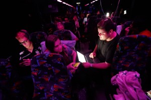 Sobrevivientes del tiroteo en  Marjory Stoneman Douglas High School escribe una carta abierta en el autobús que los lleva a Tallahassee, Fla. para manifestarse afuera del capitolio del estado y hablar con los legisladores sobre el control de armas. Foto: Yahoo.