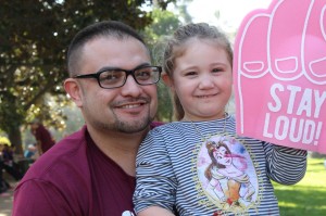 Eduardo Crabbe, padre soltero de Stockton, le preocupa la pobre calidad del aire en el Valle San Joaquín porque Jaylnn, su hija de 4 años, sufre de asma. Tiene un inhalador con ella todo el tiempo, dijo. Foto: Ana B. Ibarra/California Healthline. 