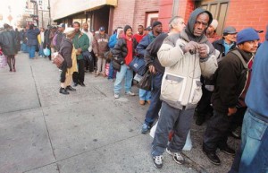 Pobres “invisibles” en Estados Unidos hacen cola en Phoenix, AZ., en busca de ayuda del gobierno para sobrevivir ese día. Foto: www.theredphoenixapl.com