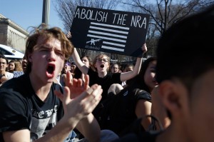 Caminata en solidaridad con otras escuelas secundarias de todo el país para mostrar su apoyo a los estudiantes de Parkland, Fla el miércoles 21 de febrero de 2018 en el centro de Pittsburgh Foto: AP.