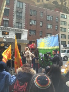 En un mitin de la Coalición de Trabajadores de Immokalee en Colombus Circle frente al Parque Central de Nueva York, Kerry Kennedy habla ante una nutrida audiencia antes de la gran marcha a los cuarteles generales de Wendy’s. Foto: MVG