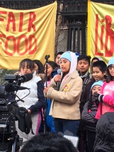 La niña Lizbeth que tomo el relevo generacional y comenzó a organizar desde el micrófono a la gente que se reunía en el parque aledaño a la ONU. Foto: MVG.