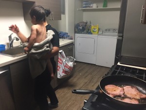 Después de 10 horas de trabajo Yocelyn llega a su casa para preparar la cena y cuidar de su hijo más pequeño que tiene varisela.