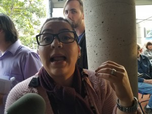 Luz Beltrán Acevedo, residente de Los Alamitos, se enteró de la votación por la prensa ese mismo día y fue a reclamarles.