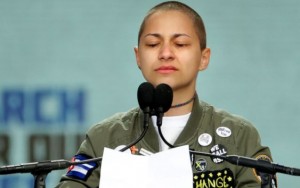 Líder estudiantil sobreviviente de la masacre en Parkland, FL, Ema González durante su poderoso silencio de más de 6 minutos en el podio frente al Congreso de EEUU. Foto: www.freeamericanetwork.com.