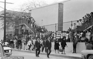 Inicio de una de las huelgas estudiantiles donde los jóvenes se lanzan a la calle a protestar por sus derechos, en el Este de Los Ángeles, 1968. Foto: www.dailymail.co.uk.