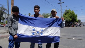 Mientars esperan para cruzar a California, grupos de migrantes orgullosos recorren calles de Tijuana. 