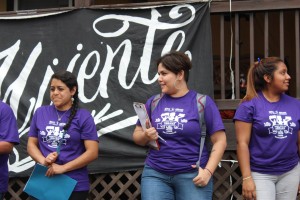 En el arranque de la campaña Voto de Mayo, Gina Pérez se muestra entusiasta.