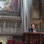 Juan Carlos Ruiz, sacerdote y activista comunitario co-fundador del Nuevo Movimiento Santuario oficia una misa de Día de las Madres en la Cuarta Iglesia Universalista ubicada frente al Parque Central de  Nueva York, antes de iniciar la conferencia de prensa.