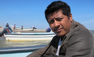 Vladimir Martínez ha tratado de documentar el idioma Huave en el pueblo de Santa María del Mar antes de que los últimos hablantes se mueren, pero un conflicto entre los hablantes de Huave sobre la construcción de un parque eólico ha complicado su trabajo. Foto: Levi Bridges